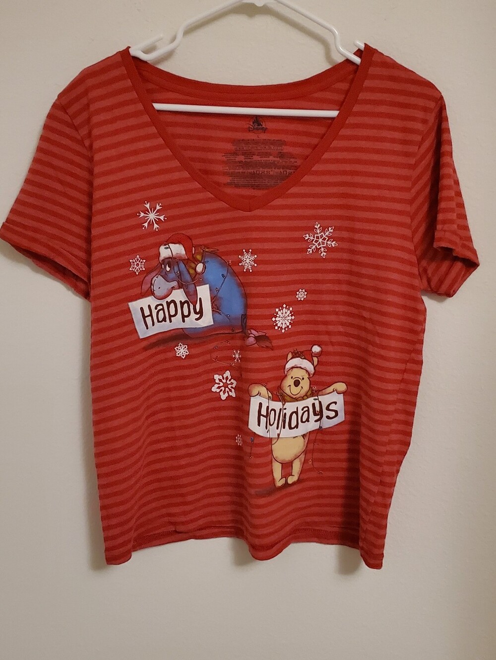 Disney Store Winnie the Pooh And Eeyore Happy Holidays V-Neck T-Shirt Size Large
